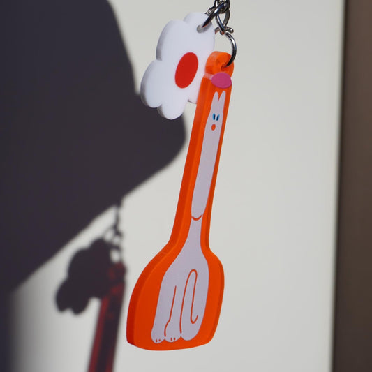 Keychain | Cat in the orage vase.